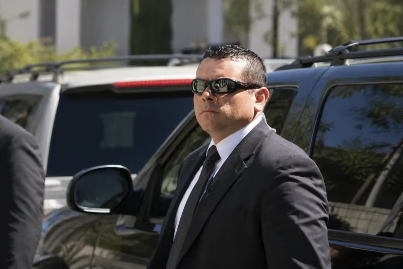 Escolta de protección ejecutiva de ARKAN junto a camionetas de traslado en Monterrey