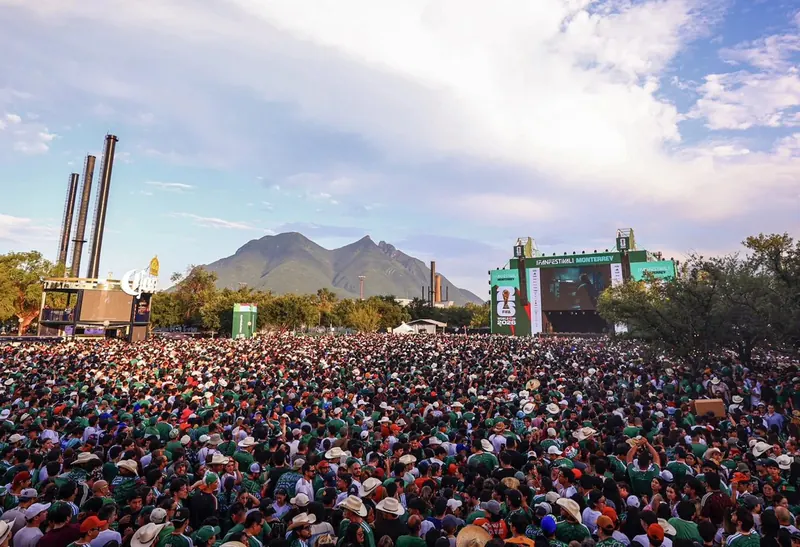 Evento masivo al aire libre en Monterrey con el Cerro de la Silla al fondo